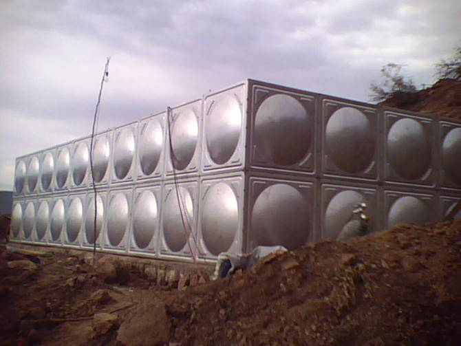 拼裝不銹鋼水箱施工案例 拼裝不銹鋼水箱施工案例